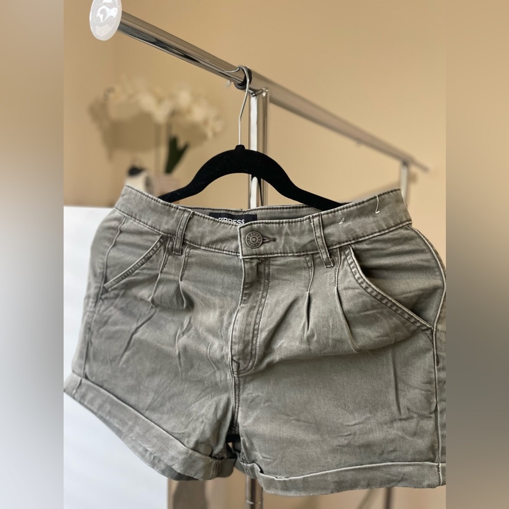 Express High Rise Pleated Mom Shorts in Faded Olive Green Size 4